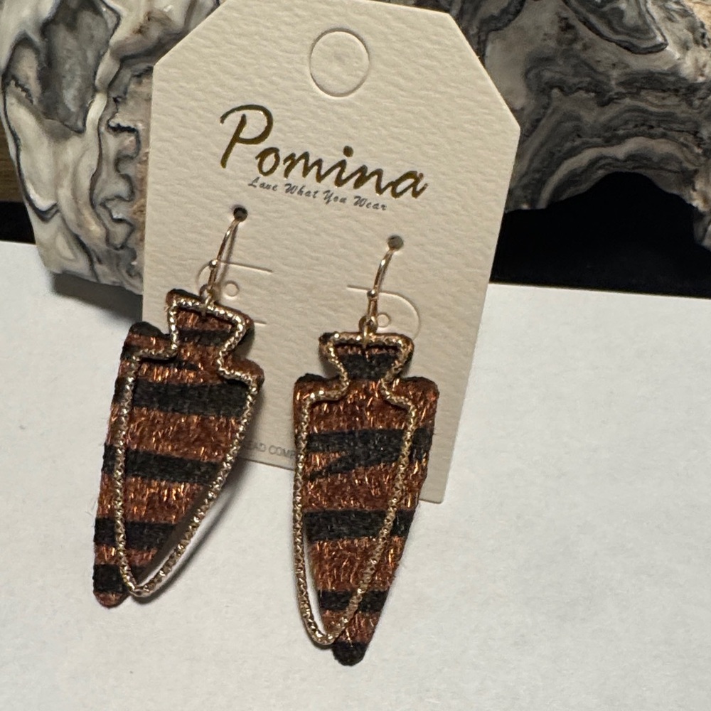 4/$20 - Pomina Leopard Print Arrowhead Drop Earrings. (BJ111)